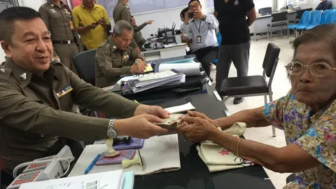 'ยายฉลวย' รับเงินแสนคืน ปลวกกินคิดว่าใช้ไม่ได้ เลยทิ้งถังขยะ