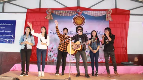 ไผ่ พงศธร- ข้าวทิพย์ ธิดาดิน นำทีมศิลปินปลอบขวัญผู้ต้องขังที่ยโสธร