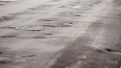 ซ่อมกันทั้งปี! ถนนหน้าขนส่งพื้นที่ 4 ถึงแยกตลาดปองพล เป็นหลุมเป็นบ่อตลอด 