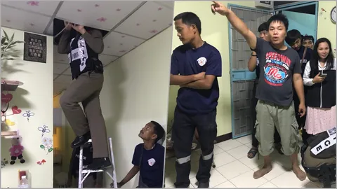 หนุ่มฉะเชิงเทราผวา! ตื่นมาเจอขาคนทะลุฝ้า แจ้งตร.แต่ค้นไม่เจอใคร