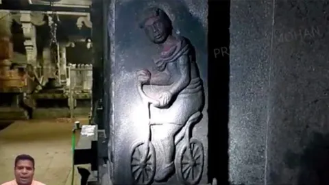 ภาพแกะสลักรถจักรยานบนผนังวัดอายุ 2,000 ปี