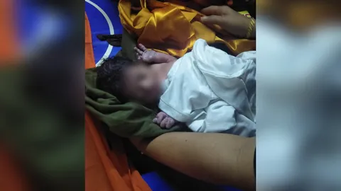 ได้ยินเสียงร้อง! เจอทารกถูกทิ้งคาสายสะดือและรก ในห้องน้ำวัดมหาบุศย์ (คลิป)