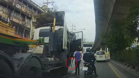 เกิดไรขึ้น? โชเฟอร์พ่วงจอดรถกลางถนน คว้ามีดยาวเคลียร์เก๋ง (คลิป)