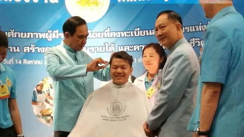 'ตัดประจำ สมัยเป็นทหาร' บิ๊กตู่สวมบทช่างตัดผม ฝึกอาชีพผู้มีรายได้น้อย