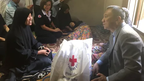 ผู้ว่าฯ ปัตตานี เยี่ยมแม่เด็กถูกลืมในรถตู้ดับ ตร.แจ้งข้อหาคนขับเพิ่ม