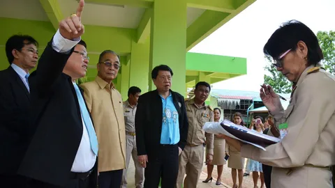 รมว.ศึกษาฯ ดูการสร้างบ้านพักครูที่ชุมพร เยี่ยม ร.ร.ไทยรัฐวิทยา 77