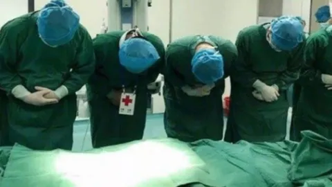 สุดซึ้ง ทีมแพทย์จีน คารวะทารกวัย 10 วัน บริจาคอวัยวะ หลังเสียชีวิต