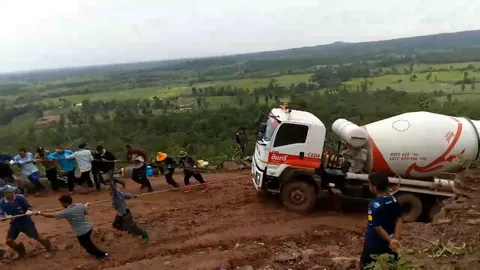 สามัคคีคือพลัง! ชาวบ้านช่วยฉุดลากรถปูนติดหล่มขึ้นวัดป่า จ.สกลนคร (คลิป)
