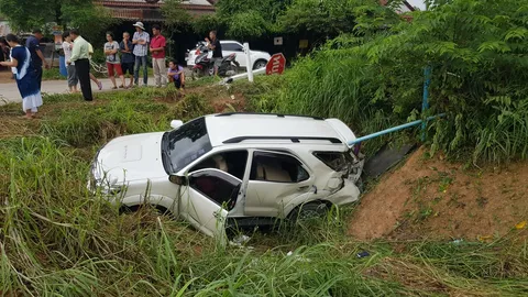 ฟอร์จูนเนอร์โชคร้าย โดนรถบรรทุกขี้เลื่อยอัดตกถนน เจ็บสาหัส 5 ที่ระยอง