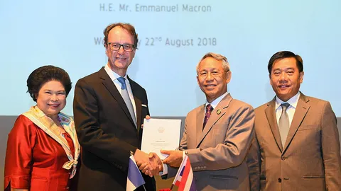 ศิลปากร มอบปริญญาดุษฎีบัณฑิตกิตติมศักดิ์แก่ ปธน.ฝรั่งเศส 