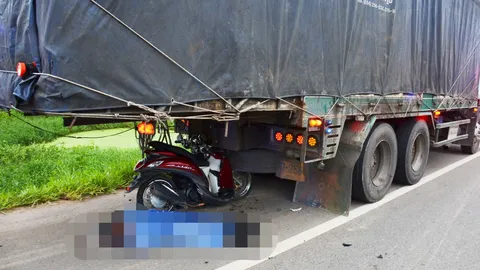 เซลล์สาวชุมพรขี่ จยย.มุดท้ายสิบล้อจอดไหล่ทาง คอหักดับคาที่