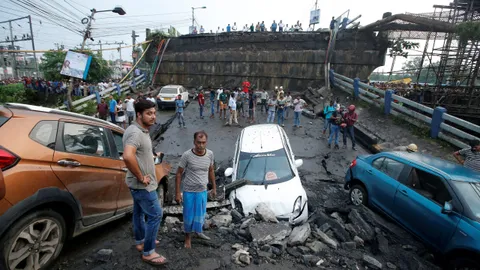 สะพานโกลกาตาถล่ม ตาย 1 กู้ภัยเร่งหาคนติดใต้ซาก