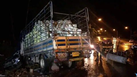  ตากฝนตกหนัก ทำกระบะเสียหลักชนกันก่อนอัดกับหกล้อสนั่นดอย ตาย 1 เจ็บ 3