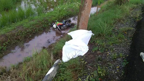 สาวเมืองลับแล กลับจากส่งเพื่อน จยย.แหกโค้งร่างกระเด็นอัดต้นไม้ตายคาที่