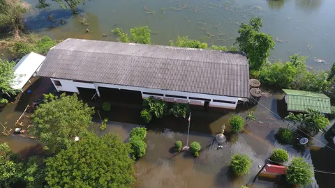 แม่น้ำสงครามล้นตลิ่ง โรงเรียนต้องอพยพเด็กนักเรียนหนีน้ำไปสอนในวัด 