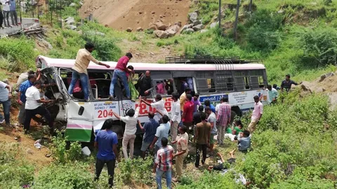 สุดสลด บัสอินเดียซิ่งเสียหลักตกถนน ตายหมู่ 50 ศพ เจ็บอื้อ