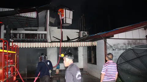 ไฟไหม้บ้าน ‘หมอฝั่งเข็มชื่อดังยโสธร’ คาดไฟฟ้าลัดวงจร