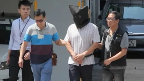 หมอวัย 53 คอตก! โดนจำคุกตลอดชีวิต ใช้ลูกบอลอัดก๊าซพิษฆ่าสลด เมีย-ลูก