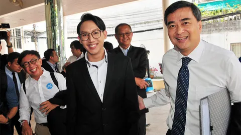 กระทบไหล่