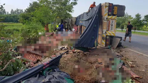 รถพ่วงบรรทุกเบียร์ดัง พลิกคว่ำเทกระจาดที่ขอนแก่น เผยคนขับหลับใน