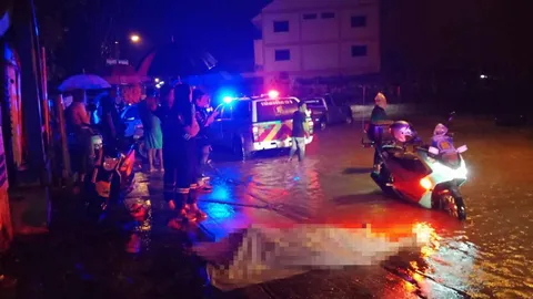 น้ำท่วม มองไม่เห็นทาง หนุ่มโรงงานจยย.ปีนฟุตปาท ล้มหัวฟาดดับ 