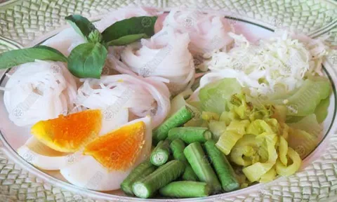 เมนูอีสต์ มีท เวสต์