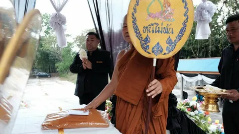 สุดเศร้า ญาติทำพิธีเผาศพน้องเอฟ เหยื่อกลุ่มวัยรุ่นโคราชรุมทำร้ายแล้ว 