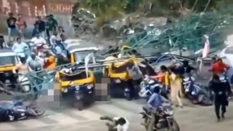 สยอง! ป้ายโฆษณาอินเดียล้ม ทับรถติดไฟแดงตาย 4 ศพ (คลิป)