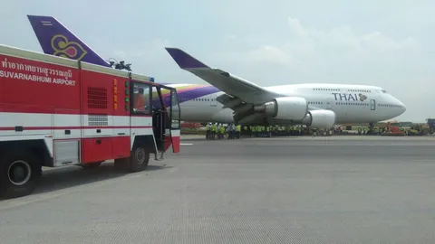 การบินไทย ย้ายคุณป้าจัมโบเจ็ต 747 ไถลรันเวย์ ออกจากโคลนได้แล้ว