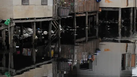 คลองเปรมประชากร มีชาวบ้านสร้างเพิงที่อยู่อาศัยและที่จอดรถ จริง-เท็จ อย่างไร!?