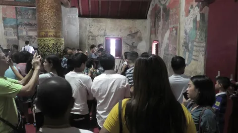 น่าน นักท่องเที่ยวนับพัน แห่ไปถ่ายรูปกับภาพ 'กระซิบรักบันลือโลก'