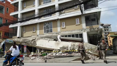 กันสาดปูนหอพักหน้า ม.ศิลปากร ถล่ม ไร้เจ็บ คนผวาหวั่นถล่มซ้ำ 