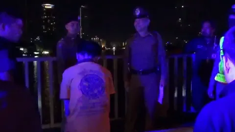 ทอมเมาหนักหวังโดดสะพานสาทร ตร.เกลี้ยกล่อมจนยอมเปลี่ยนใจ