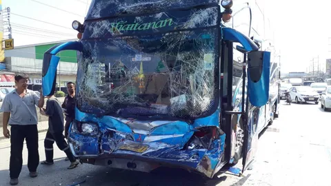 รถทัวร์รับนักเรียนเข้าค่ายอัดท้ายกันเองที่นครปฐม เจ็บเพียบ รถติดยาว