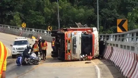 รถบรรทุกไข่คว่ำแตกท่วมถนน บนสะพานห้วยตอง อบต.ปากช่อง เคลียร์สะอาดแล้ว