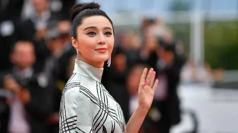 คนตาดีแชะภาพ ‘ฟ่าน ปิงปิง’ โผล่ที่สาธารณะครั้งแรกหลังหายตัว 3 เดือน