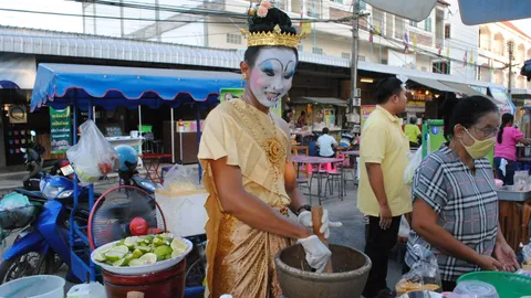 สะดุดตา! ส้มตำนางฟ้า แต่งชุดไทยหน้าขาวคิ้วโก่ง ยืนตำรสแซ่บที่สุโขทัย (คลิป)