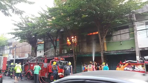 ไฟไหม้ตึกแถวย่านวุฒากาศ 1 วอดหมด 7 คูหาไร้เจ็บ คาดไฟฟ้าลัดวงจร