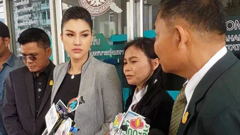 ถูกตุ๋นตั้งพรรค