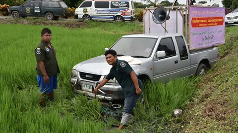 เฒ่าชะตาขาด หักจักรยานลงทุ่งนาหลบกระบะ แต่ยังพุ่งลงตามมาทับดับอนาถ