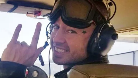 แร็ปเปอร์หนุ่มถ่าย MV เดินบนปีกบินเล็กกลางเวหา พลัดตกกระแทกพื้นดับ