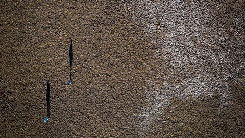 เงาบนความแห้งแล้ง