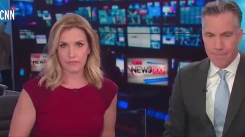 นาทีระทึก พัสดุระเบิดป่วน CNN อพยพวุ่น 2 ผู้ประกาศยืนหยัดจนจบข่าว (คลิป)