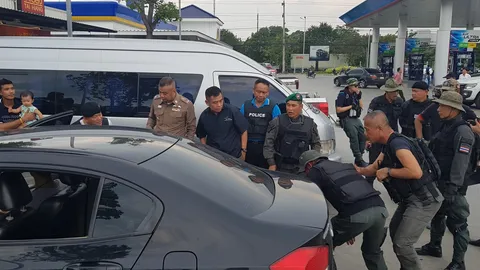 ตร.นครปฐมบุกชาร์จ ปลดอาวุธคุณตาวัย 70 ป่วยทางจิตพกปืน ไม่ยอมไปหาหมอ