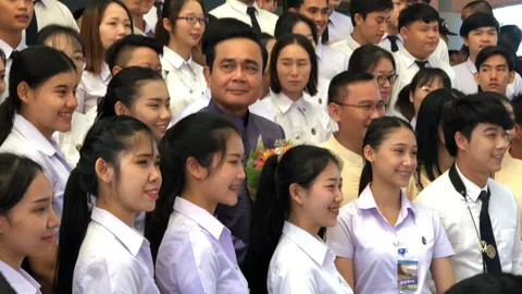 นายกฯ อารมณ์ดี ชื่นชม นศ.เป่าแซ็กโซโฟนเพลง 'ยามเย็น' ของ ร.9 