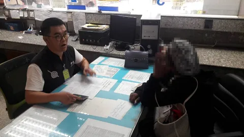 เจอตัวแล้ว! สาวอเมริกันชิ้งฉ่องกลางถนนแยกอโศก รับเมา ปวดมากกลั้นไม่ไหว