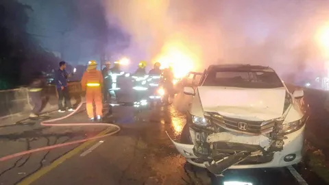 สิบล้อชนยับ รถยนต์12คัน ไฟท่วมถนน บาดเจ็บ3คน