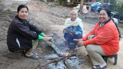 เลยหนาวเหลือ 9 องศาฯ ชาวบ้านทนไม่ไหวต้องมานั่งผิงไฟรับไออุ่น