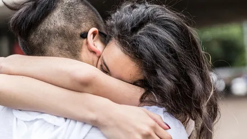 อานุภาพของการกอด ลดกังวลและคลายเศร้า