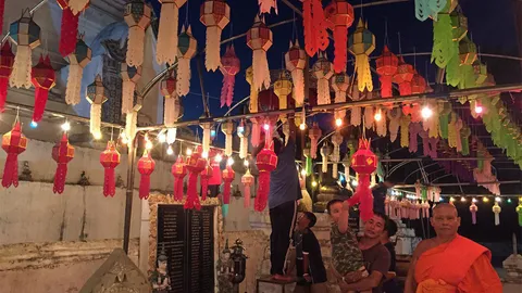 ซุ้มประทีปโคมไฟรับเดือน "ยี่เป็ง"